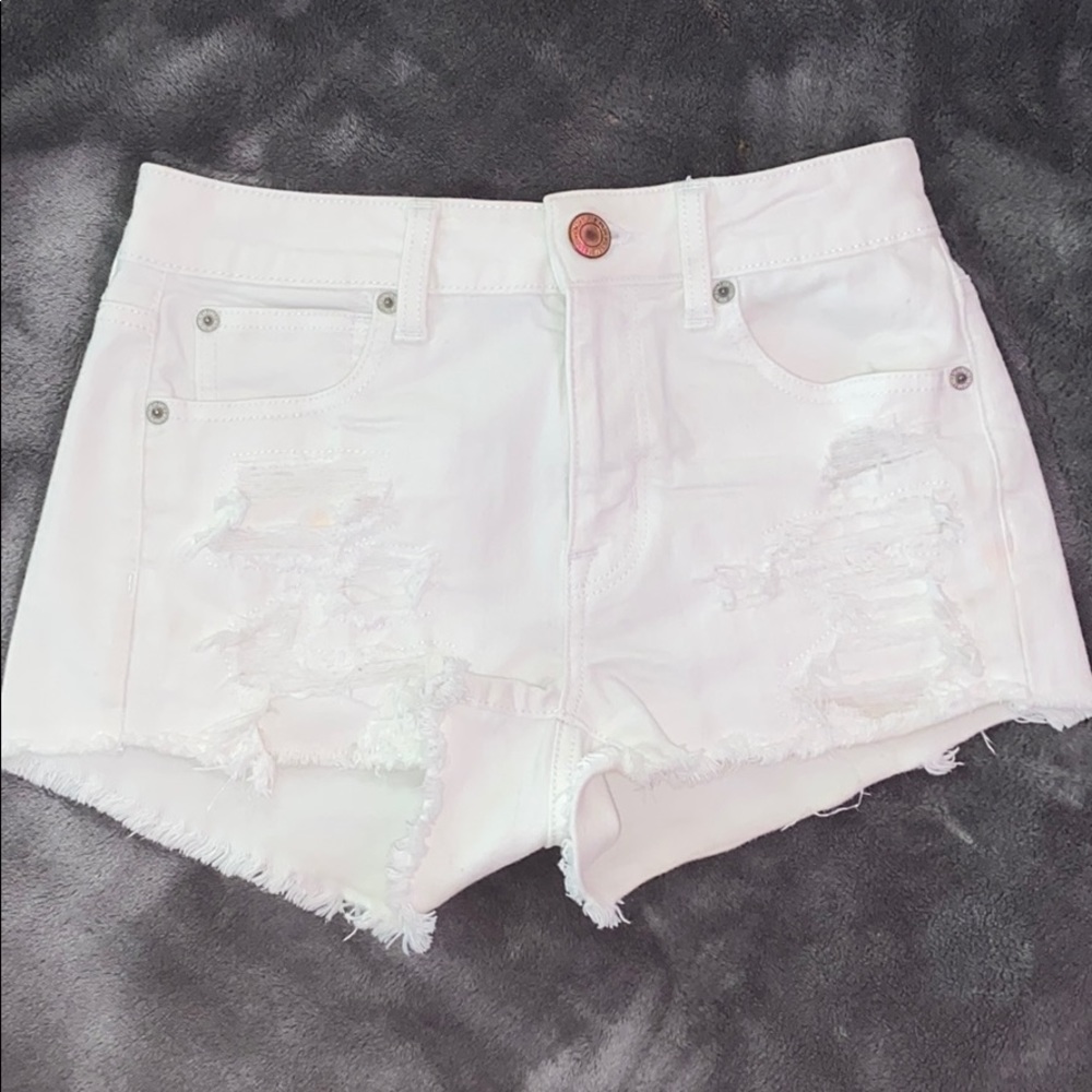 white AMERICAN EAGLE shorts